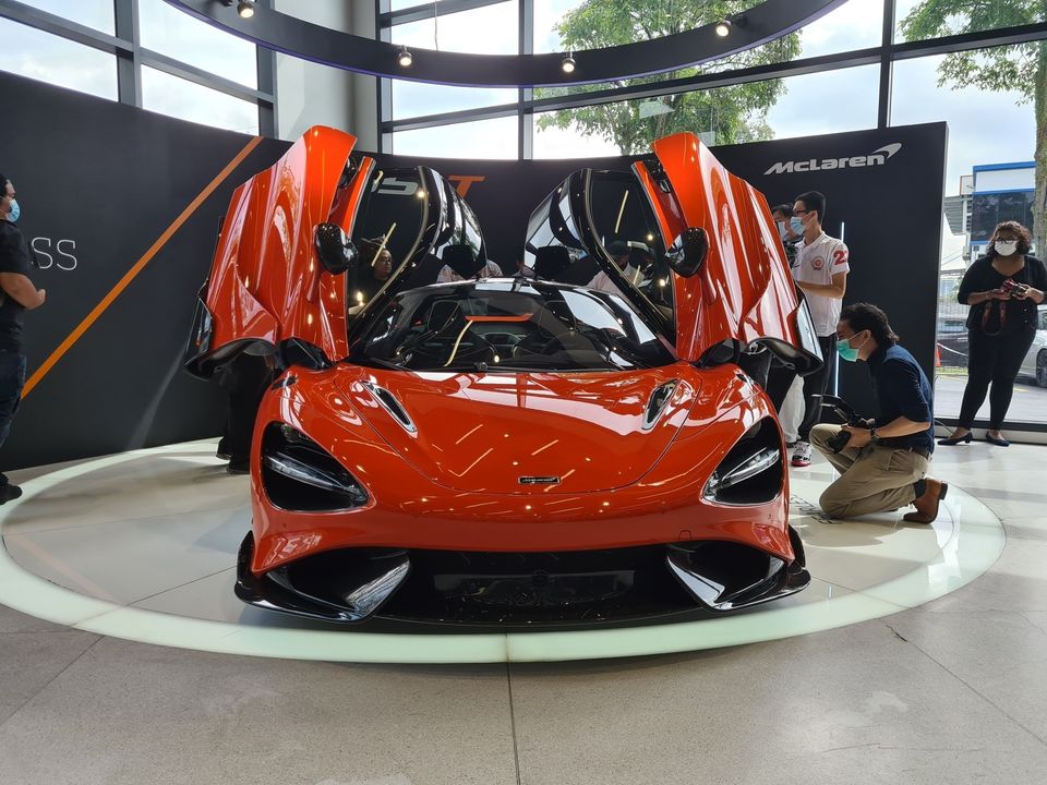 Giới truyền th&ocirc;ng v&agrave; đại gia Malaysia c&ograve;n phải đi xem buổi giới thiệu chiếc si&ecirc;u xe McLaren 765LT đầu ti&ecirc;n đến đ&acirc;y
