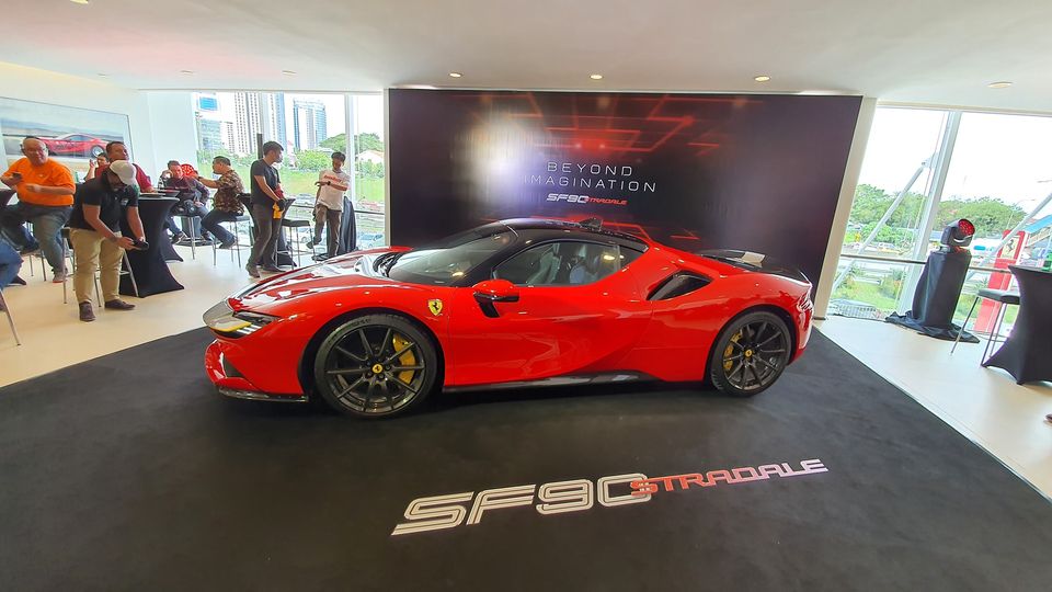 Vẻ đẹp của siêu phẩm hybrid Ferrari SF90 Stradale đầu tiên đến Malaysia