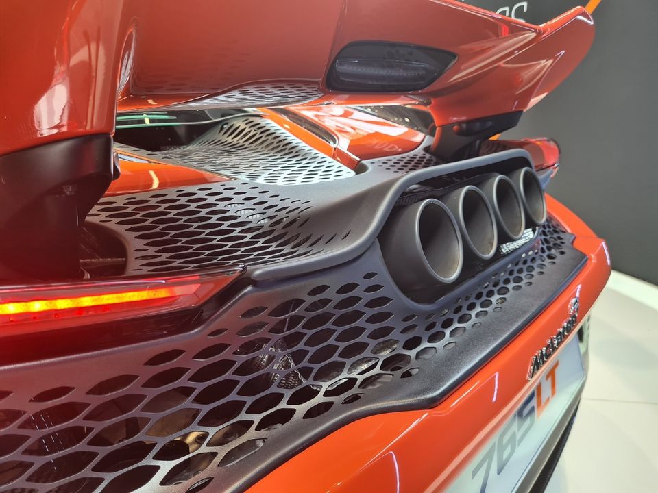Si&ecirc;u xe McLaren 765LT được trang bị đến 4 ống xả đặt nằm ngang