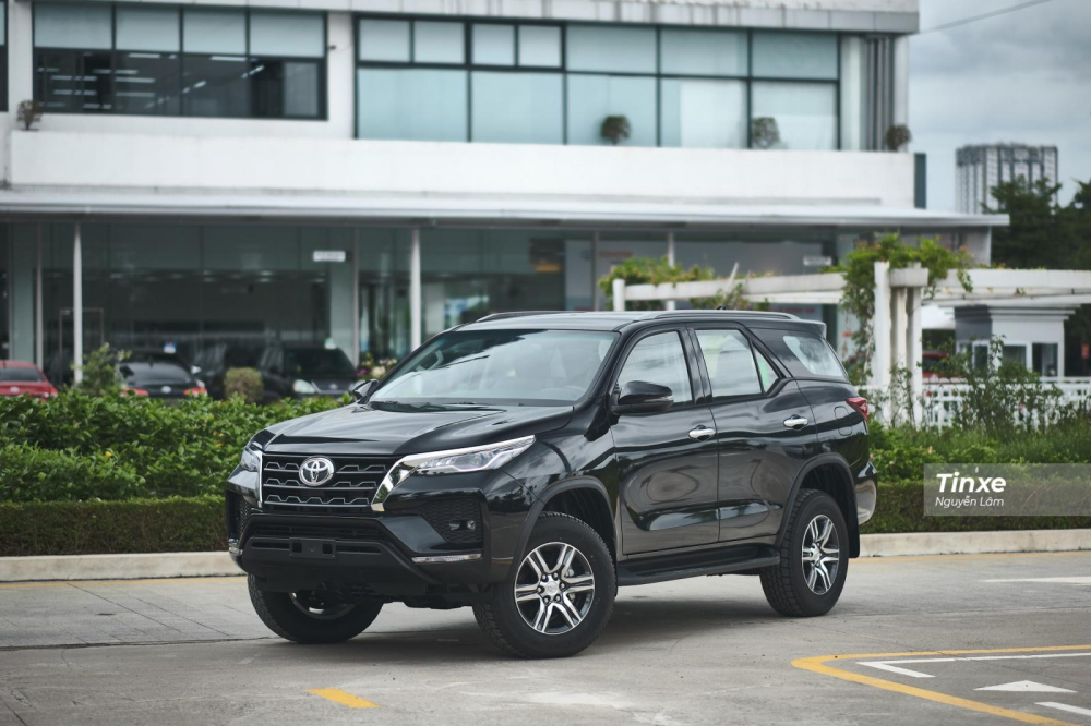 Hai phiên bản thấp của Toyota Fortuner 2020 được nâng cấp thêm trang bị nhưng giá bán lẻ đề xuất không tăng mà còn giảm so với trước đây