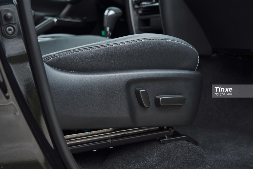 Ở lần nâng cấp giữa vòng đời này, phiên bản 2.4L 4x2 AT của Toyota Fortuner 2020 được bổ sung tính năng chỉnh điện cho ghế phụ phía trước