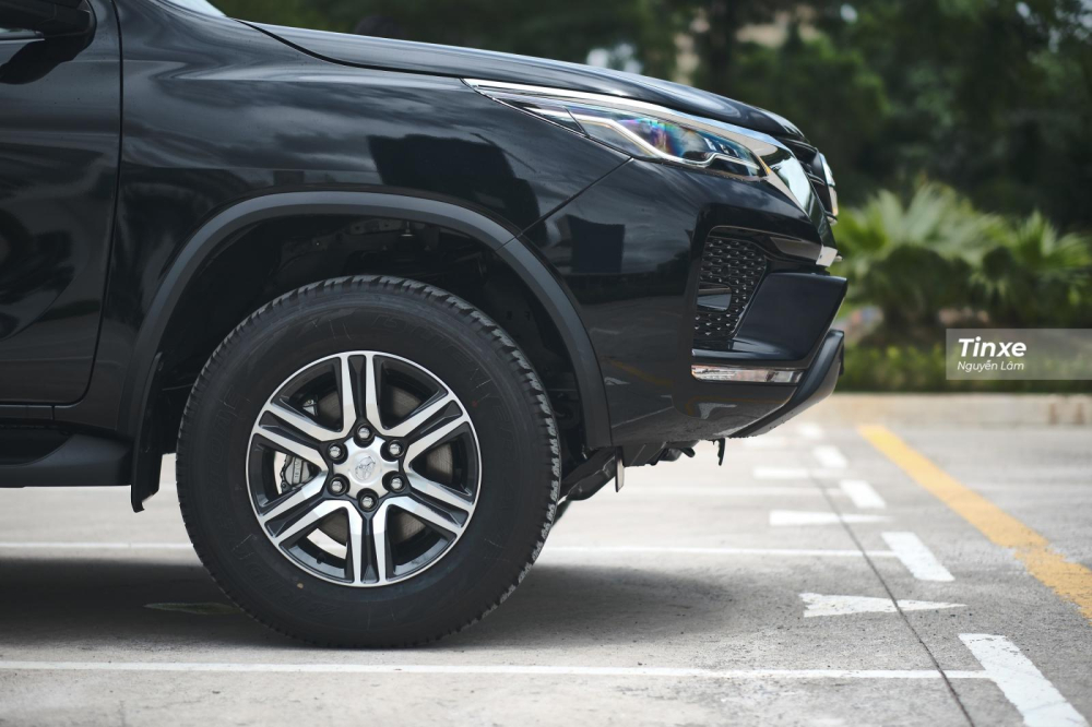 Mâm xe vẫn là loại 6 chấu kép kích cỡ 17 inch