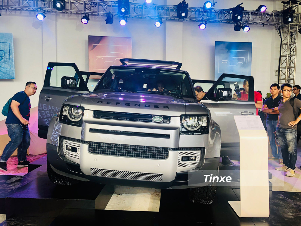 Land Rover Defender mới với nhiều nâng cấp ở phần ngoại thất theo hướng hiện đại, tinh tế nhưng vẫn giữ những đường nét cứng cáp, mạnh mẽ đặc trưng