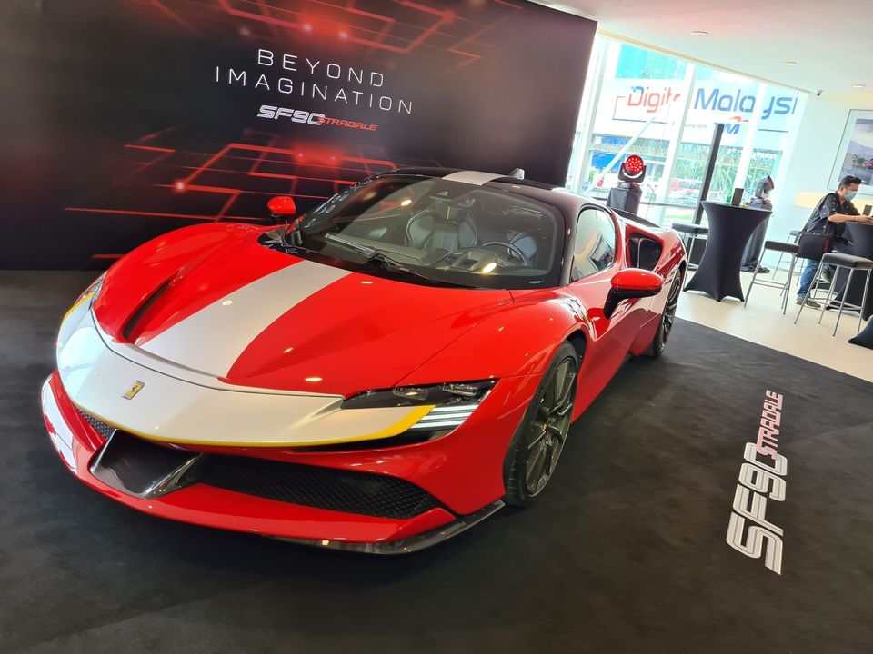  Ferrari SF90 Stradale c&oacute; gi&aacute; tại Malaysia l&agrave; 10,7 tỷ đồng chưa bao gồm thuế