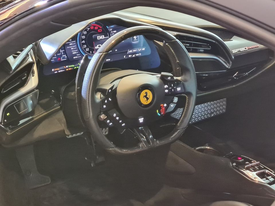 Nội thất của si&ecirc;u xe Ferrari SF90 Stradale ra mắt ở Malaysia