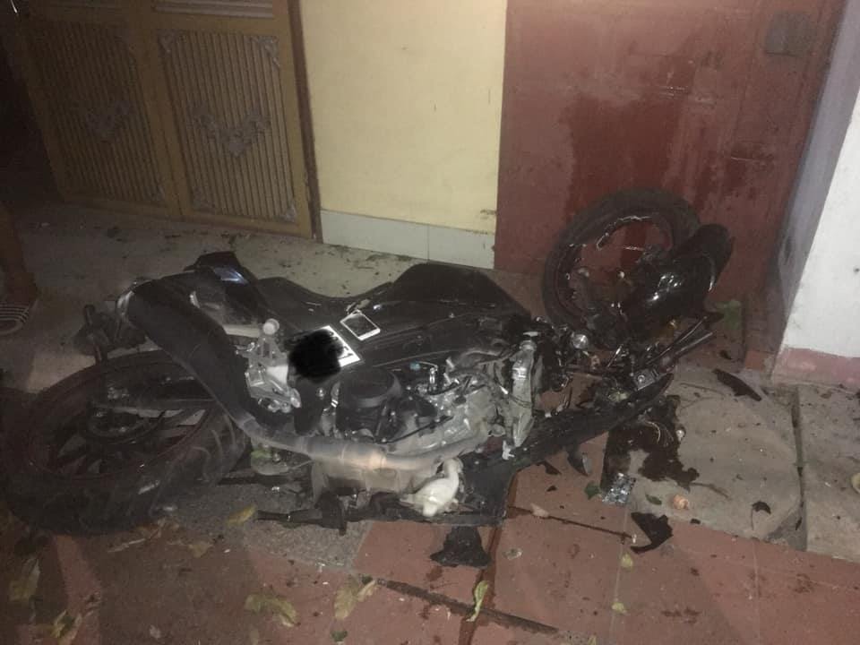 Chiếc Yamaha YZF-R15 sau khi tông vào gốc cây còn lao vào nhà dân Chiếc Yamaha YZF-R15 sau khi tông vào gốc cây còn lao vào nhà dân