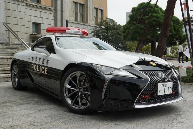 Chiếc Lexus LC 500 mang trên mình bộ áo đặc trưng của cảnh sát tỉnh Tochigi