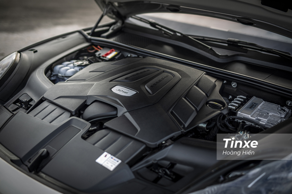 Cung cấp sức mạnh cho Porsche Cayenn Coupe là khối động cơ V6 tăng áp cuộn kép có dung tích 3.0L với khả năng sản sinh công suất tối đa 340 mã lực trong dải vòng tua 5.300-6.400 vòng/phút và mô-men xoắn cực đại đạt 450Nm trong dải vòng tua 1.340-5.300 vòng/phút.