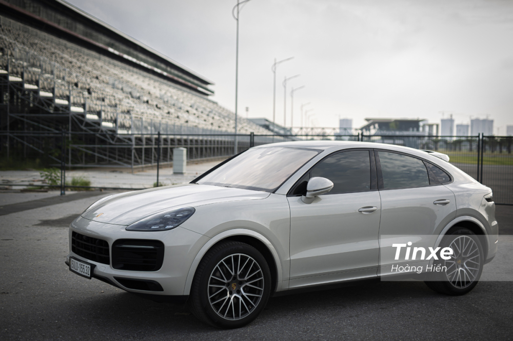Kích thước Porsche Cayenne Coupe cũng được gia tăng đáng kể khi các số đo DxRxC tương ứng là 4.931 x 1.983 x 1.676mm cùng trục cơ sở đạt mức 2.895mm. Như vậy nếu so với Cayenne thì Cayenne Coupe dài hơn, rộng hơn nhưng lại thấp hơn khiến cho thân xe có phần trường dáng, thể thao hơn.