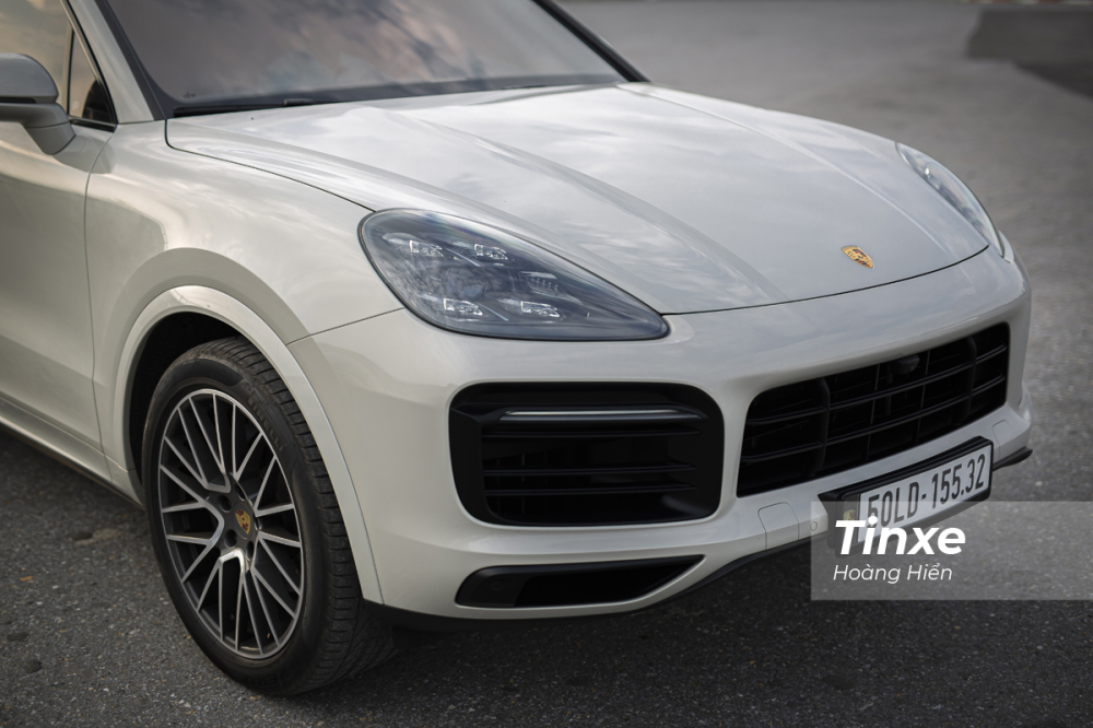 Phía đầu xe, Porsche Cayenne Coupe được trang bị đèn chiếu sáng dạng LED matrix với đèn định vị ban ngày 4 điểm đặc trưng.