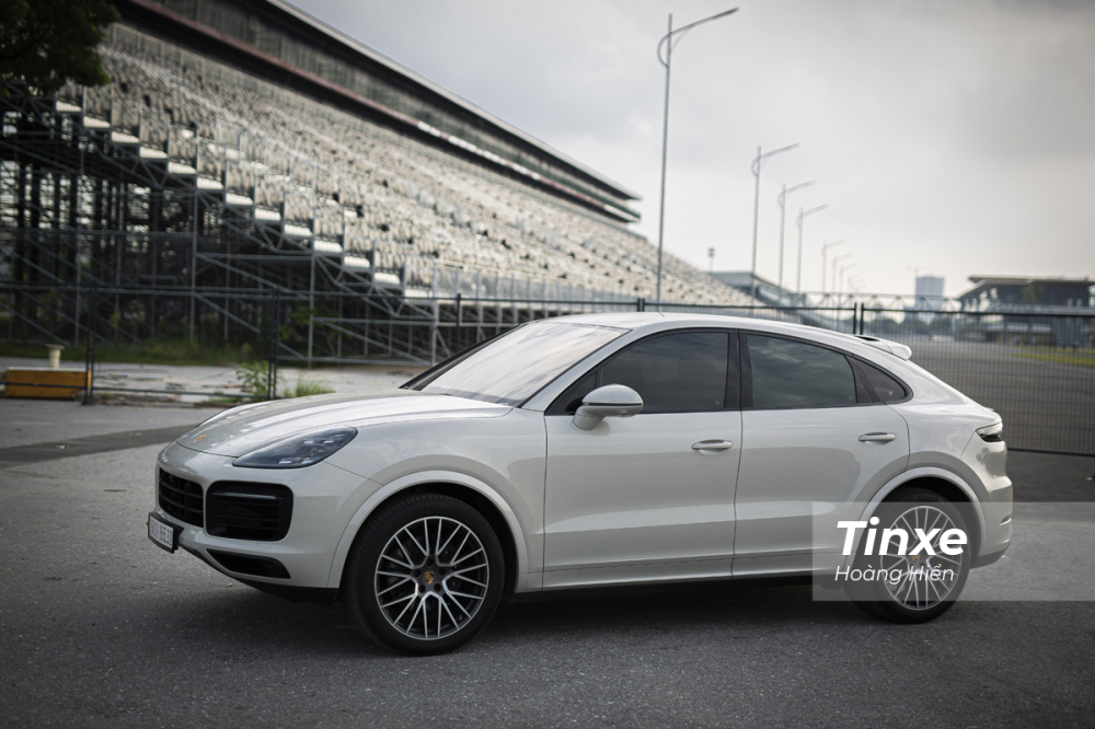 Porsche Cayenne Coupe vẫn giữ nguyên những đường nét thiết kế mang đậm chất đặc trưng Porsche.
