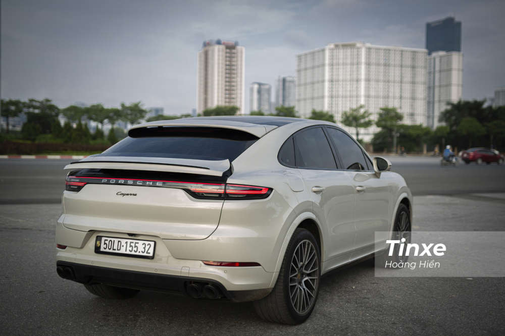 Phía sau đuôi xe, Porsche Cayenne Coupe được trang bị một đuôi gió nằm ẩn vào bên trong thân xe và có thể kích hoạt thông qua nút bấm trên màn hình cảm ứng. Hoặc sẽ tự động mở khi xe đi trên 90km/h.