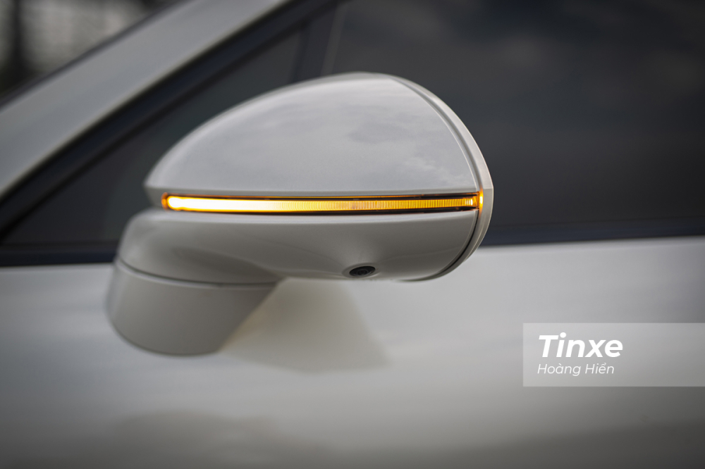 Trên chiếc Porsche Cayenne Coupe, khách hàng có thể tuỳ chọn thêm hệ thống camera 360 độ để giúp quan sát toàn cảnh hiệu quả hơn.