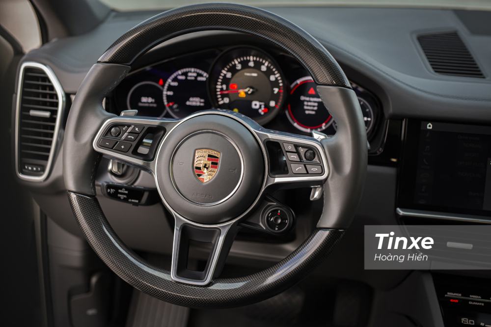 Trên Porsche Cayenne Coupe vẫn là vô-lăng ba chấu bọc da dạng thể thao. Đi kèm với đó là lẫy điều khiển hệ thống Cruise Control và lẫy gẩy số phía sau vô-lăng.