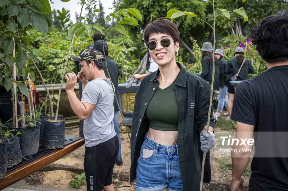 Nữ CEO Gymhaus - Catty Hằng - trong chuỗi sự kiện Ranger for Her cùng tham gia trồng cây phủ xanh không gian các trường học.
