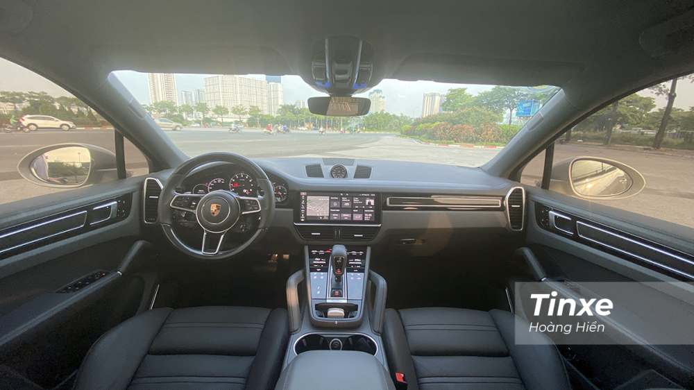 Không gian nội thất bên trong Porsche Cayenne Coupe vẫn là sự kết hợp của hiện đại, thể thao và sang trọng. Có thể dễ dàng nhận ra ở vị trí trung tâm là màn hình cảm ứng kích thước lớn với hệ thống Porsche Communication Management cho phép giải trí đa phương tiện. Ngay bên dưới là cụm điều khiển điề