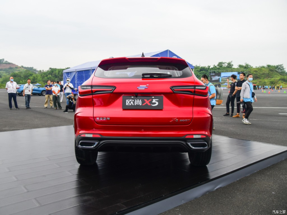 Nh&igrave;n thẳng đu&ocirc;i xe Oshan X5