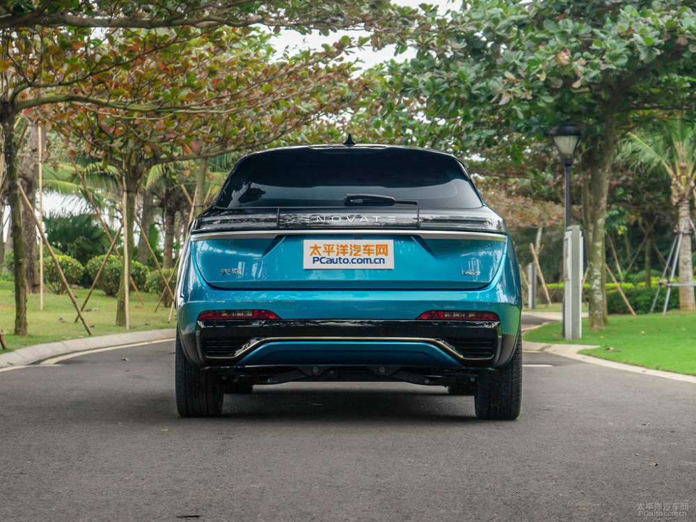 Nhìn thẳng đuôi xe của Enovate ME7