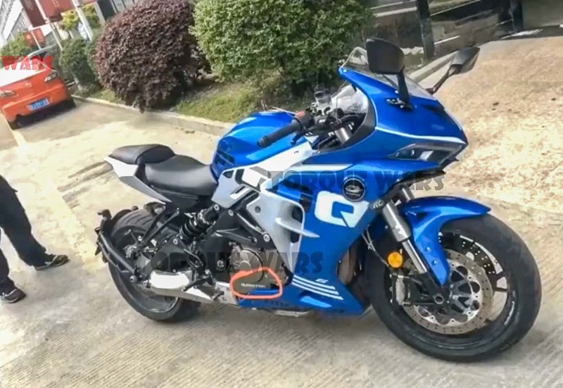Mẫu xe được cho l&agrave; sử dụng khối động cơ 4 xy-lanh từ MV Agusta của QJ Motor