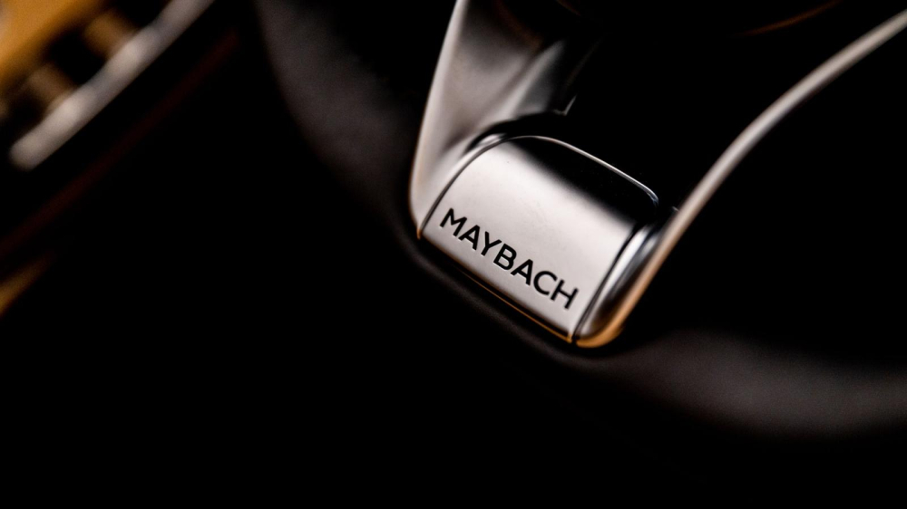 Chữ Maybach trên chấu vô lăng của Mercedes-Maybach S650 Cabrio Chữ Maybach trên chấu vô lăng của Mercedes-Maybach S650 Cabrio
