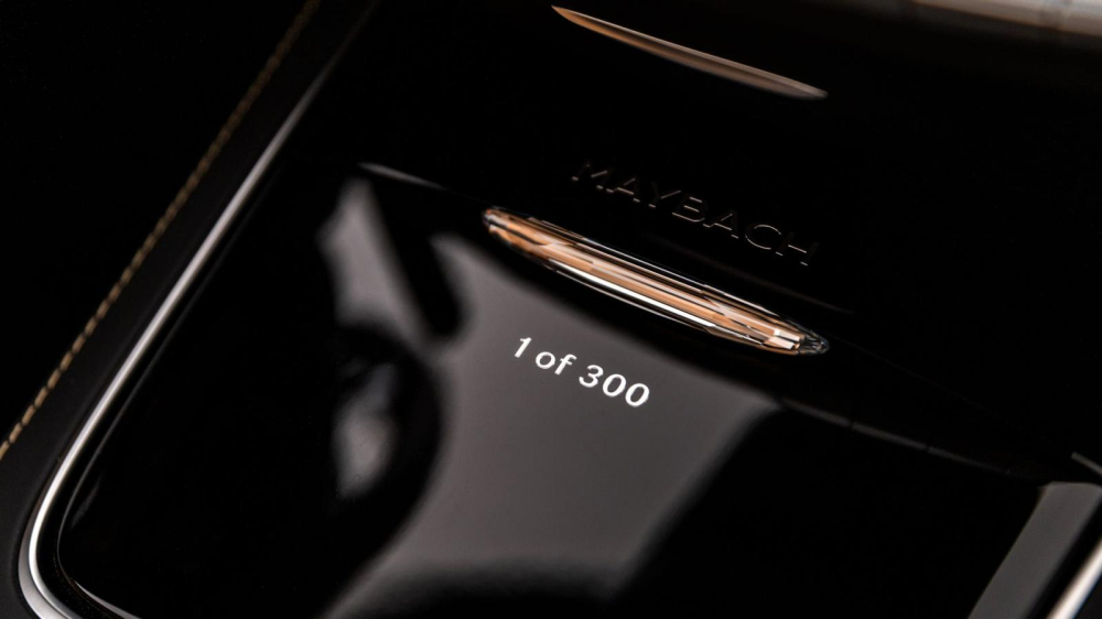 Đây là 1 trong đúng 300 chiếc Mercedes-Maybach S650 Cabrio xuất xưởng trên toàn cầu. Đây là 1 trong đúng 300 chiếc Mercedes-Maybach S650 Cabrio xuất xưởng trên toàn cầu.