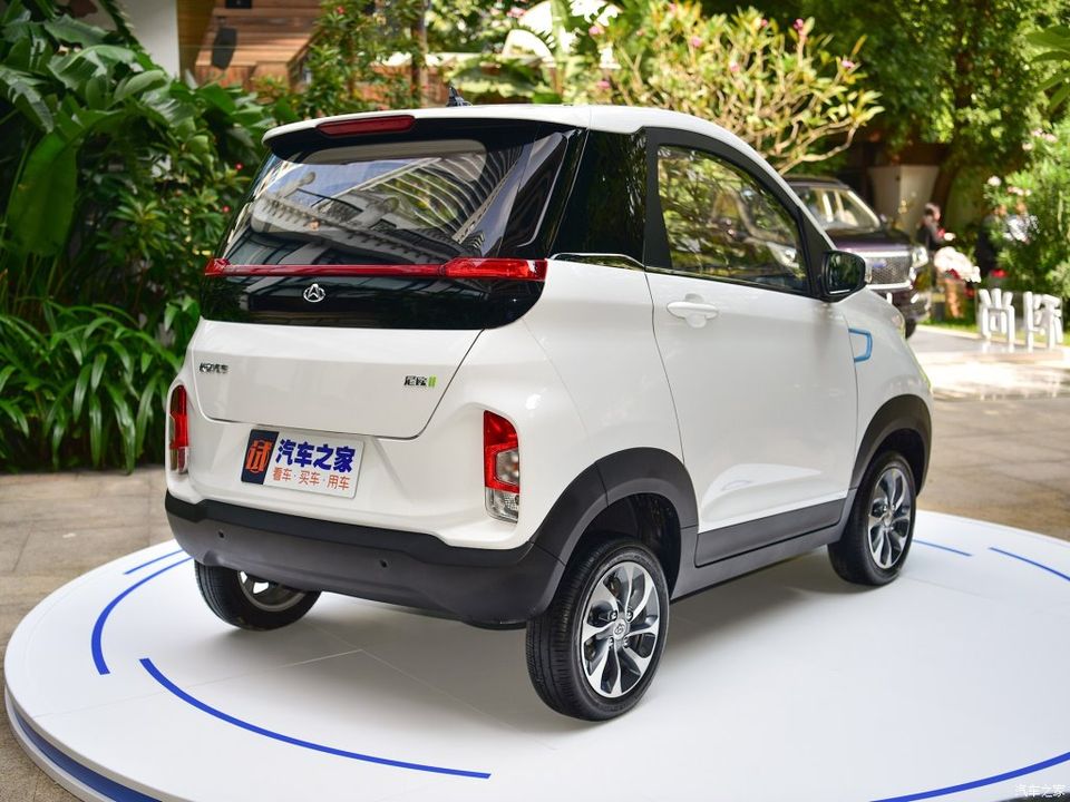 Oshan Neo II c&ograve;n được trang bị c&aacute;c cột m&agrave;u đen, tạo hiệu ứng n&oacute;c lơ lửng kh&aacute; hợp mốt