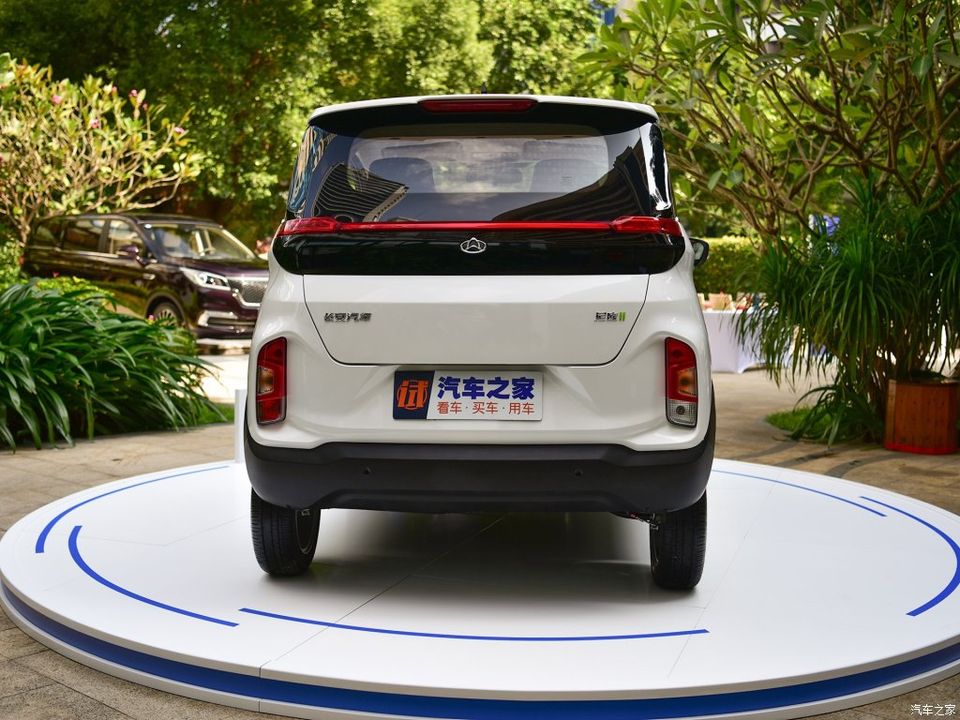 Oshan Neo II nh&igrave;n từ đằng sau