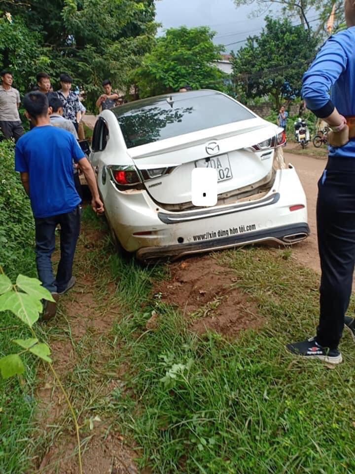 Chiếc ô tô Mazda bị hư hỏng cả đầu xe lẫn đuôi xe sau vụ tai nạn Chiếc ô tô Mazda bị hư hỏng cả đầu xe lẫn đuôi xe sau vụ tai nạn