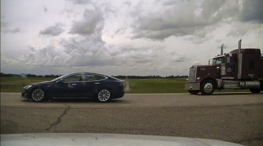 Nam thanh niên điều khiển chiếc Tesla Model S đã bị khởi tố Nam thanh niên điều khiển chiếc Tesla Model S đã bị khởi tố