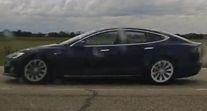 Chiếc Tesla Model S chạy ở vận tốc 150 km/h trong tình trạng không có ai cầm vô lăng Chiếc Tesla Model S chạy ở vận tốc 150 km/h trong tình trạng không có ai cầm vô lăng
