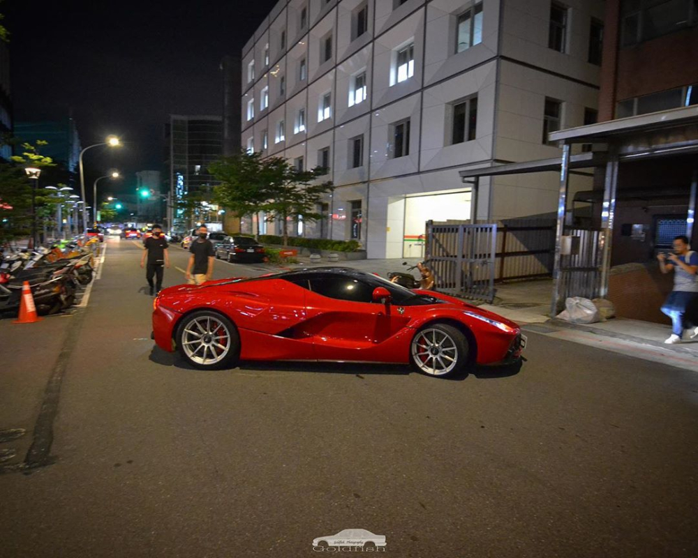 Ferrari LaFerrari luôn là tâm điểm của mọi sự chú ý Ferrari LaFerrari luôn là tâm điểm của mọi sự chú ý