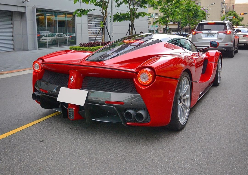 Màu đỏ vẫn là bộ áo đặc trưng của hãng Ferrari và khách hàng mua xe LaFerrari cũng ưa màu sắc này Màu đỏ vẫn là bộ áo đặc trưng của hãng Ferrari và khách hàng mua xe LaFerrari cũng ưa màu sắc này