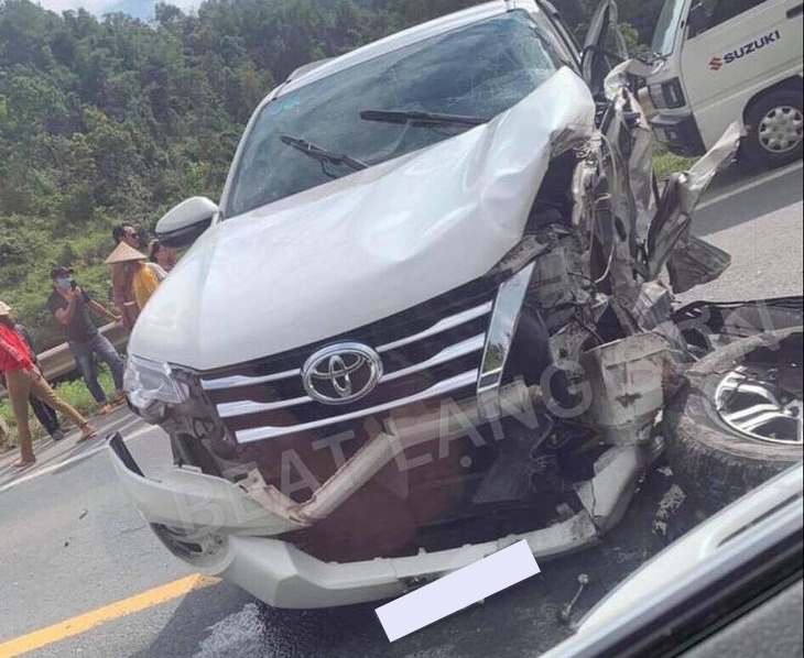 Thiệt hại chiếc xe Toyota Fortuner nhìn từ đầu xe