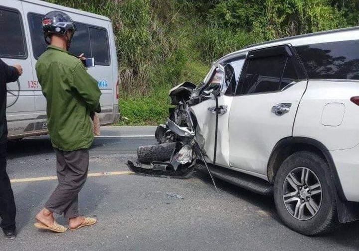 Chiếc xe Toyota Fortuner hư hỏng nặng sau tai nạn với xe container