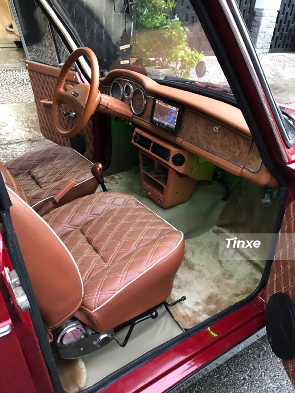 Nội thất trong xe được bọc da và trang bị thêm màn hình giải trí trung tâm và cho hàng ghế sau.