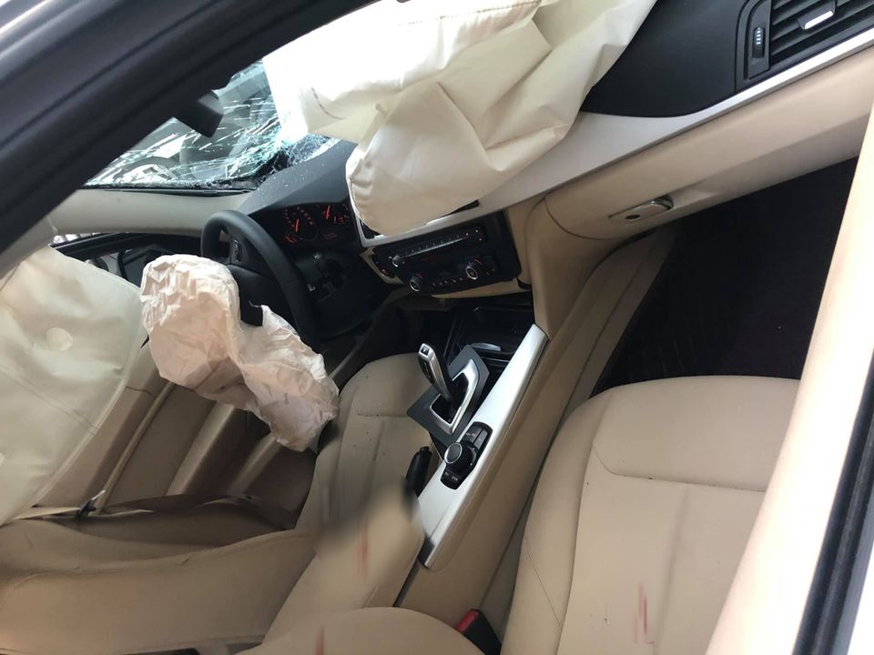 T&uacute;i kh&iacute; xe BMW đều bung ra sau tai nạn