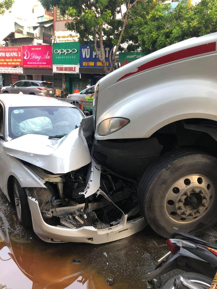 Chiếc xe BMW gần như n&aacute;t b&eacute;t đầu xe sau khi bị xe container t&ocirc;ng v&agrave;o
