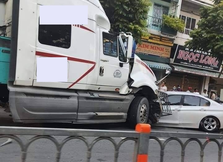 Hiện trường xe container mất l&aacute;i, t&ocirc;ng dải ph&acirc;n c&aacute;ch v&agrave; lao sang l&agrave;n đường ngược chiều t&ocirc;ng xe BMW c&ugrave;ng nhiều xe m&aacute;y