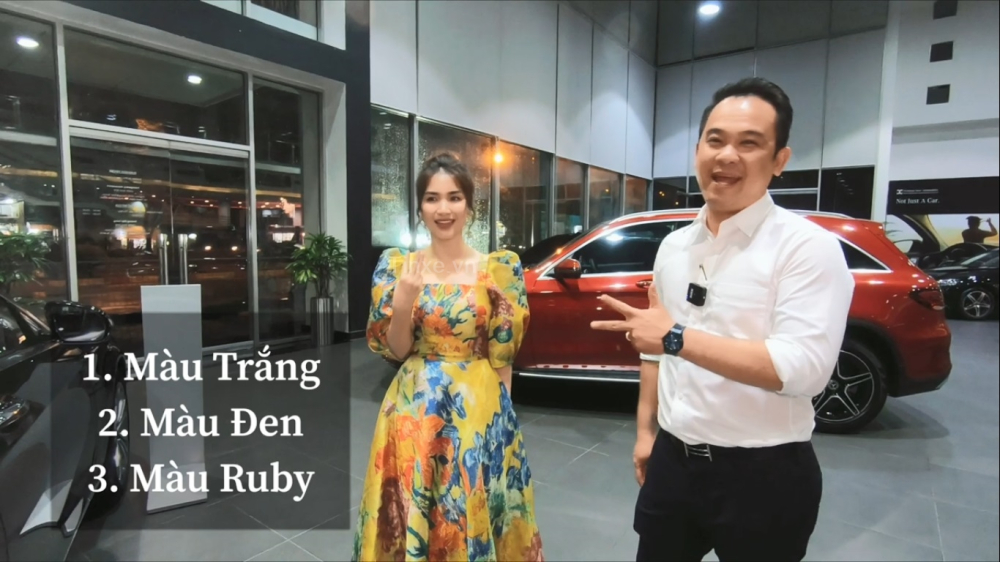 Ho&agrave; Minzy nhờ cộng đồng mạng tư vấn m&agrave;u xe bao gồm trắng, đen v&agrave; đỏ Ruby