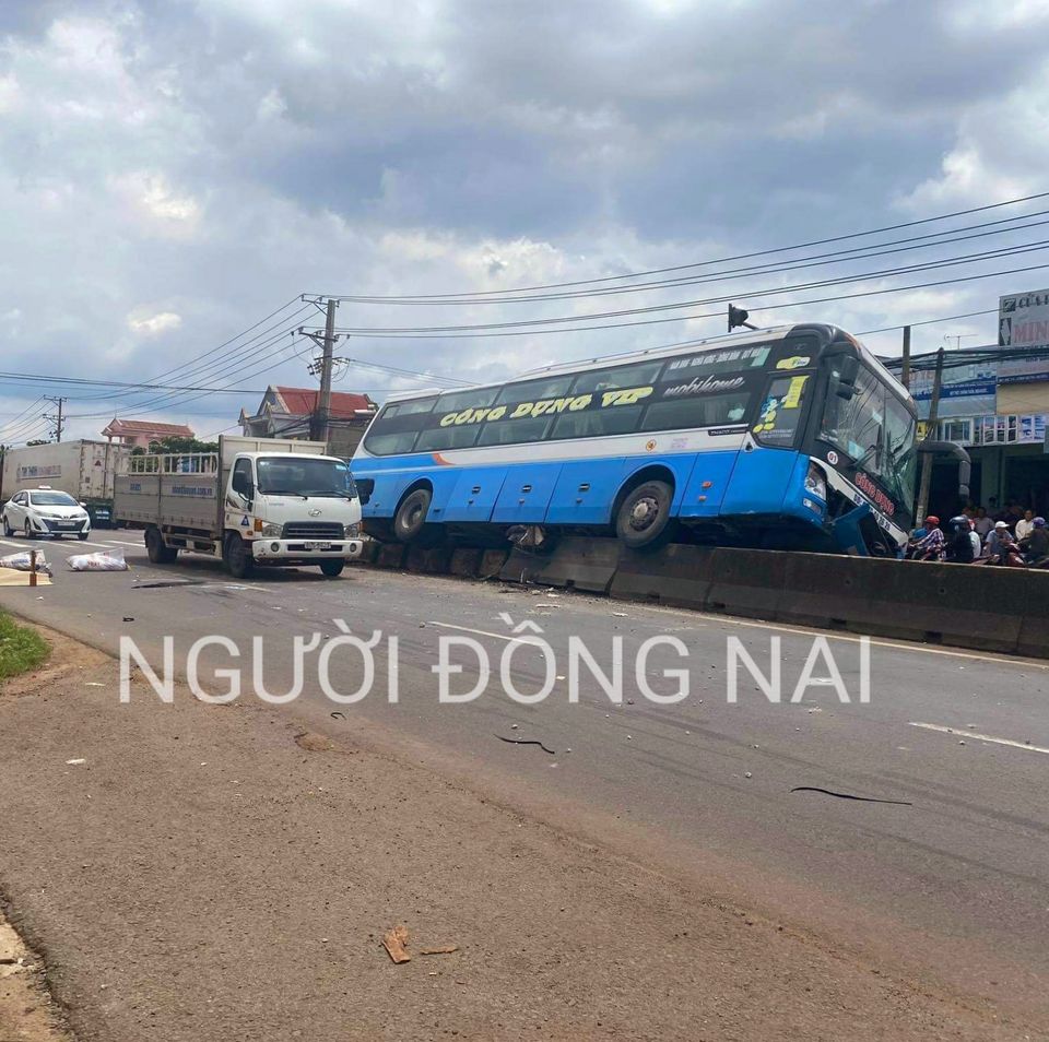 Hiện trường vụ tai nạn tại Đồng Nai v&agrave;o trưa nay
