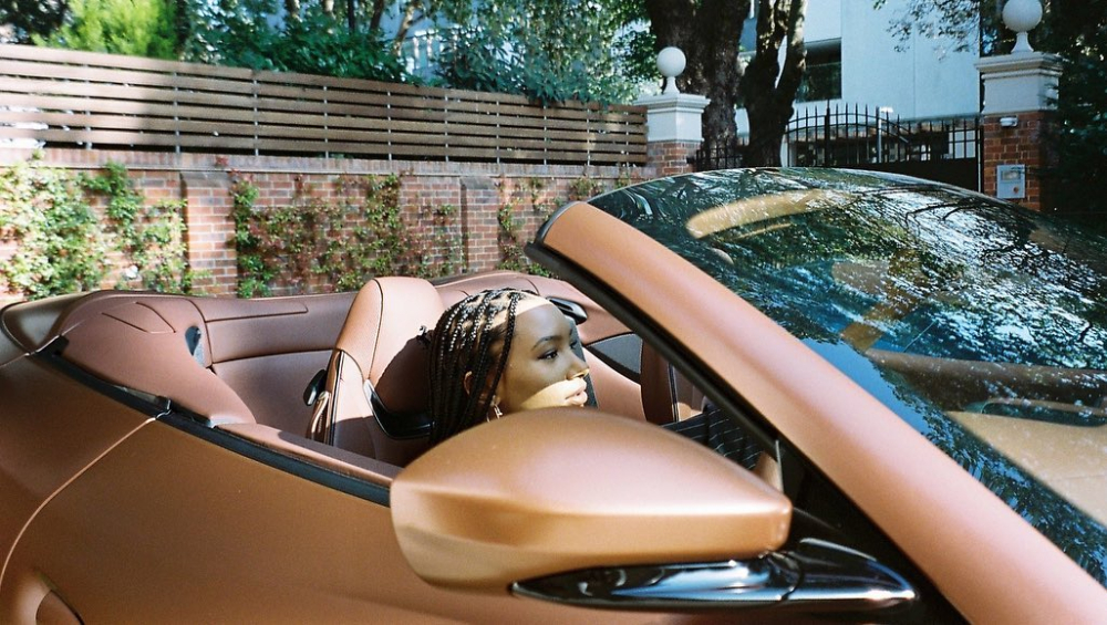 V&agrave; c&aacute; t&iacute;nh b&ecirc;n trong khoang l&aacute;i chiếc Ferrari Portofino m&agrave;u đồng