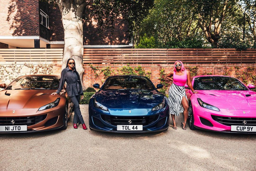 Florence Ifeoluwa Otedola b&ecirc;n cạnh chiếc si&ecirc;u xe mui trần Ferrari Portofino m&agrave;u hồng v&agrave; em g&aacute;i Temiloluwa Otedola b&ecirc;n chiếc Ferrari Portofino m&agrave;u đồng nh&aacute;m