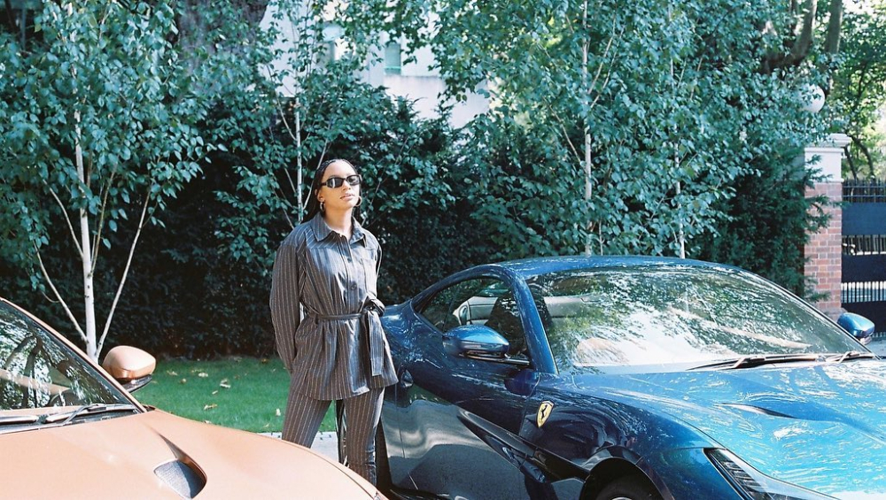 Temiloluwa Otedola b&ecirc;n chiếc Ferrari Portofino m&agrave;u xanh