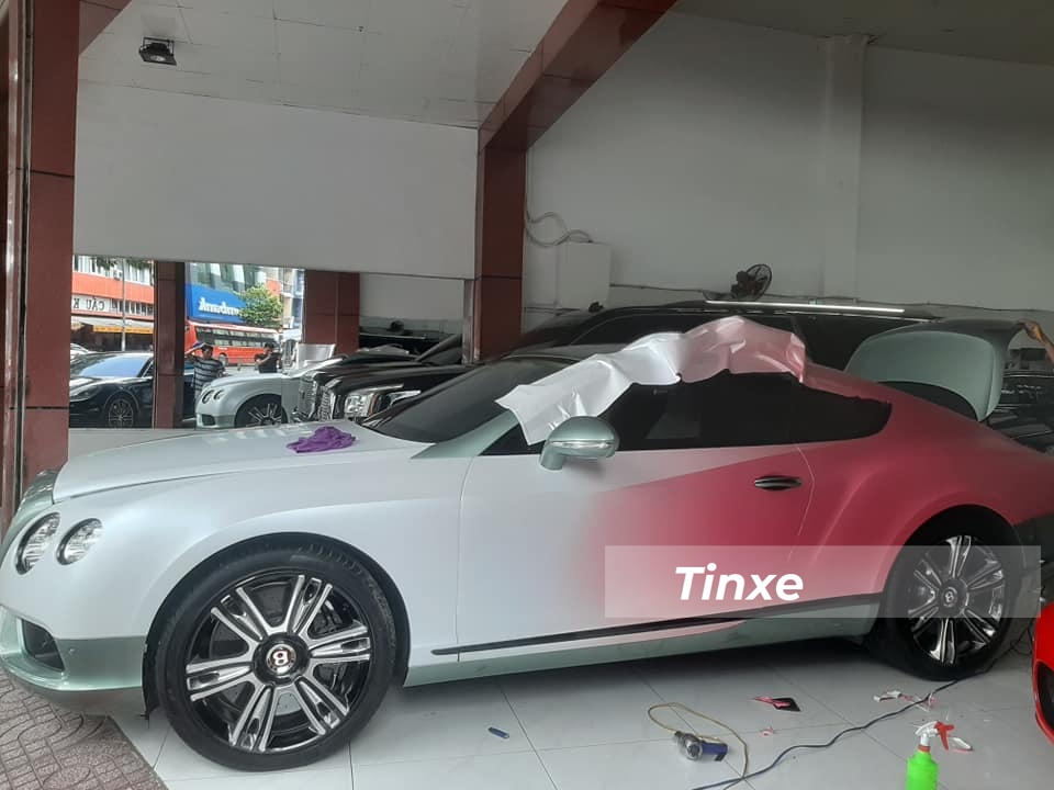Chiếc xe si&ecirc;u sang Bentley Continental GT c&oacute; m&agrave;u sơn nguy&ecirc;n bản xanh lục bảo được chủ nh&acirc;n cho đổi sang bộ &aacute;o 2 t&ocirc;ng m&agrave;u rất s&agrave;nh điệu