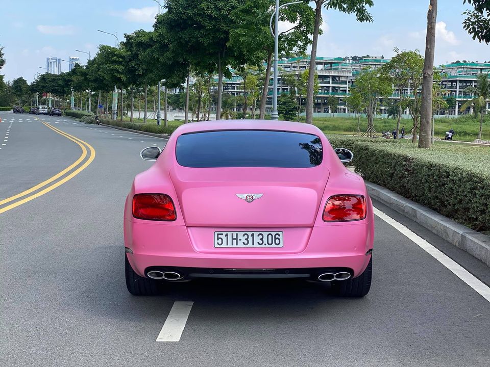 Nh&igrave;n từ ph&iacute;a sau xe chỉ thấy chiếc Bentley Continental GT c&oacute; m&agrave;u hồng