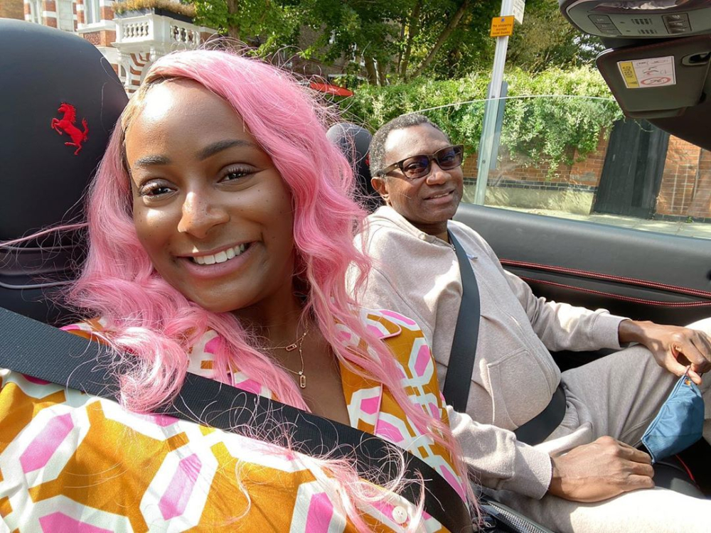 DJ Cuppy chở bố tr&ecirc;n si&ecirc;u xe mui trần Ferrari Portofino