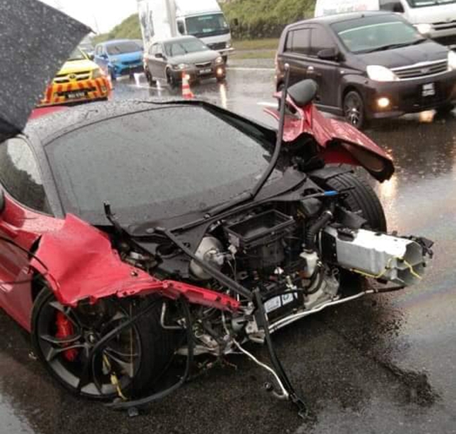 Phần đầu chiếc si&ecirc;u xe McLaren 720S n&aacute;t b&eacute;t sau tai nạn