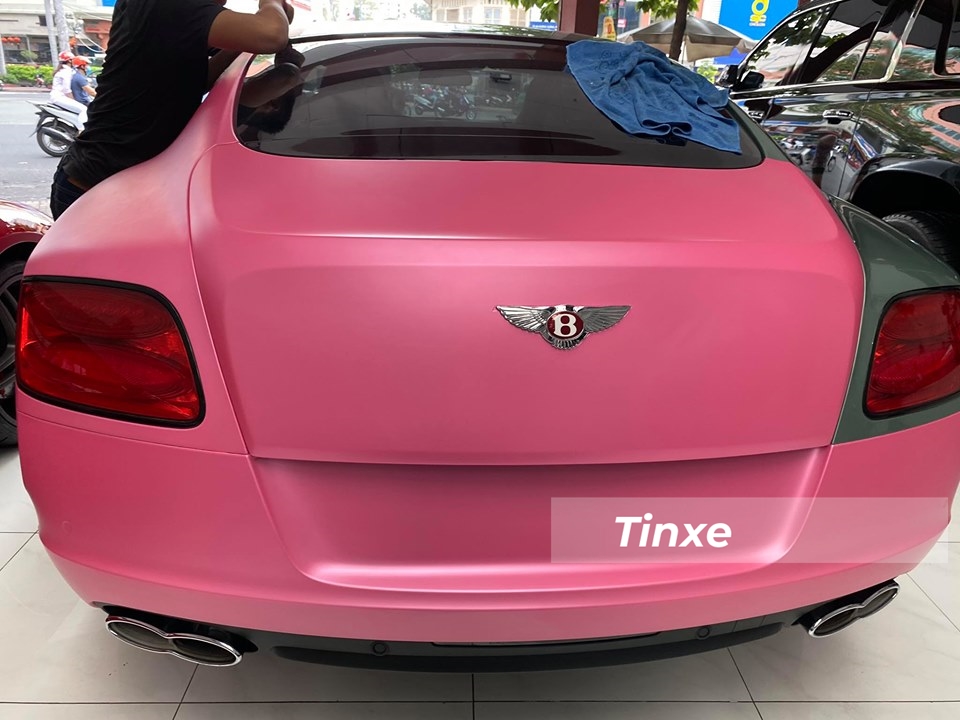 Cận cảnh m&agrave;u hồng nh&aacute;m tr&ecirc;n chiếc Bentley Continental GT