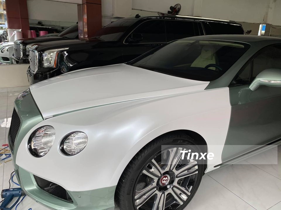 Nửa th&acirc;n trước của chiếc Bentley Continental GT bắt đầu được d&aacute;n m&agrave;u trắng