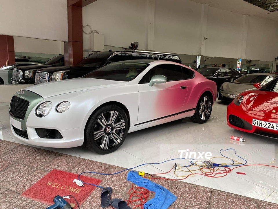 Chiếc Bentley Continental GT sau khi đ&atilde; l&ecirc;n gần xong bộ &aacute;o 2 t&ocirc;ng m&agrave;u mới